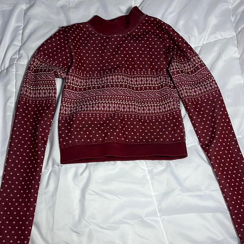 Red pattern fabletics athletic king sleeve top